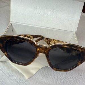 DEZI Charge It Brown Tortoiseshell Cat-Eye Sunglasses